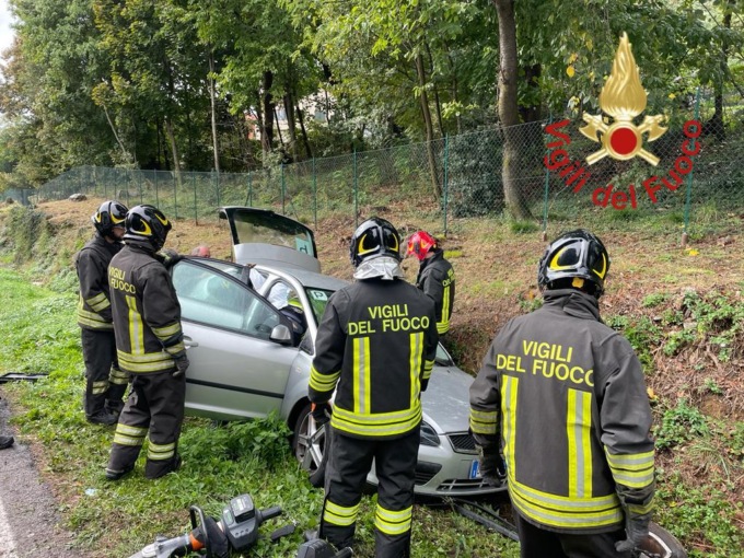 Frontale tra due auto e una esce di strada: paura a Erba