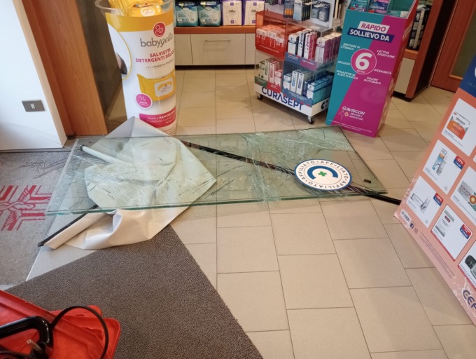 Spaccata nella farmacia Cesari: rotto il vetro della porta con un chiusino