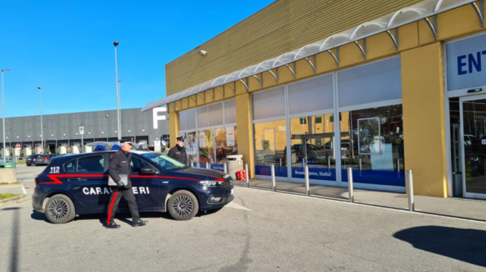 Rubano mille euro di merce da due centri commerciali: denunciati 6 stranieri