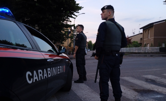 Arrivano i Carabinieri a casa per un controllo, ma il 17enne ai domiciliari non c’è