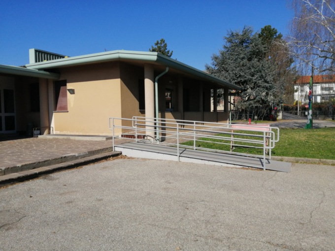 Posate e bicchieri sporchi alla mensa della scuola: la protesta dei genitori