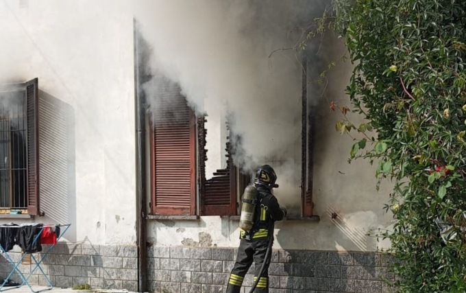 Incendio in un appartamento a Mozzate: ustionati un 55enne e un 24enne