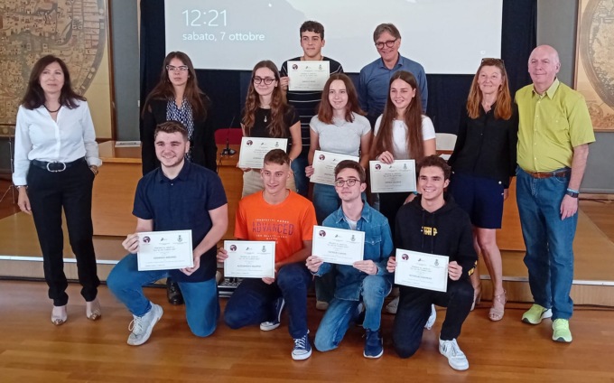 “Gli altri siamo noi”: 8 studenti dello Jean Monnet premiati per le loro attività di volontariato