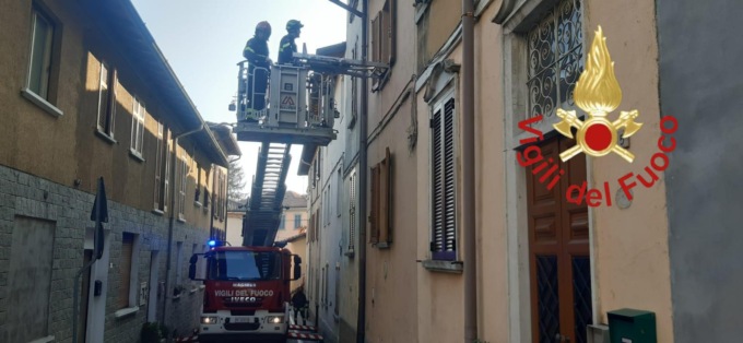 Cadorago, accusa un malore in casa: salvata dai Vigili del fuoco