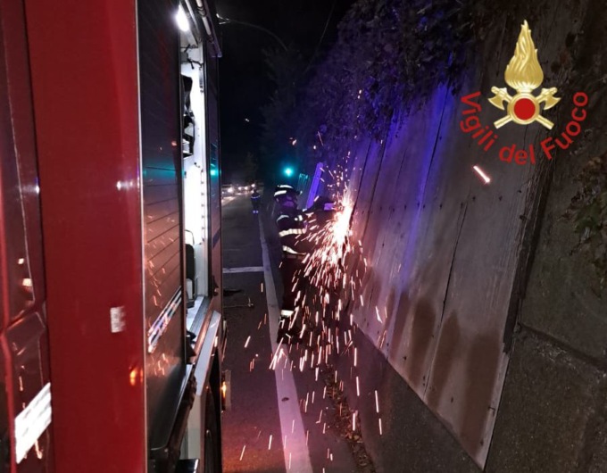 Raffiche di vento a Como: intervento dei Vigili del fuoco su cartelli pericolanti