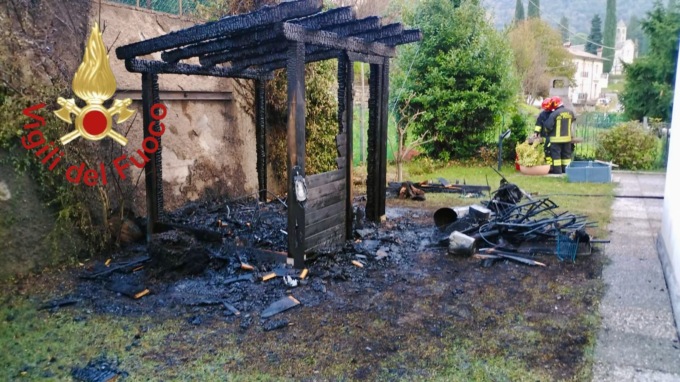 Legnaia a fuoco, arrivano i pompieri
