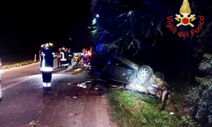 Auto si ribalta, due giovani feriti
