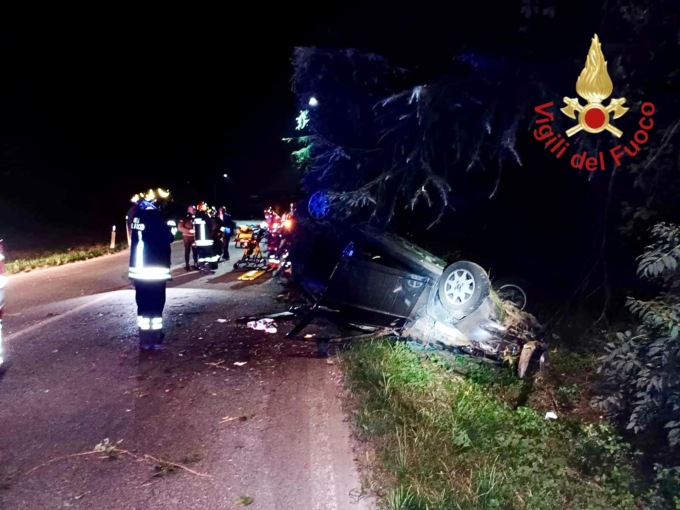 Auto si ribalta, due giovani feriti