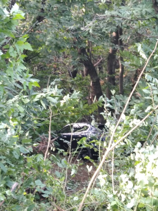 Auto finisce nella scarpata, tre persone coinvolte