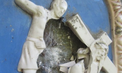 Vandali in azione danneggiano una stazione della via Crucis