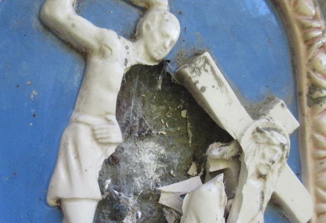 Vandali in azione danneggiano una stazione della via Crucis