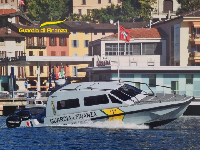 Oltrepassano il confine con quattro barche non autorizzate: c’è il sequestro della Guardia di Finanza