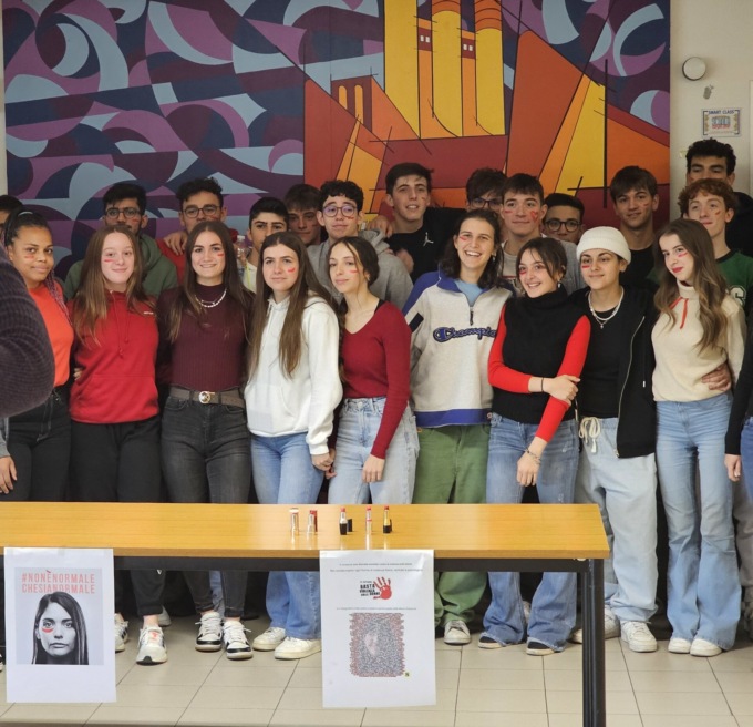 Al Sant’Elia si entra con un segno rosso contro la violenza sulle donne