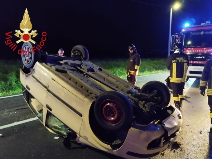 Auto si ribalta, illeso il conducente