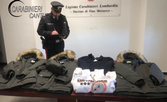 Smantellati due bivacchi nei boschi di Fino: c’erano anche capi d’abbigliamento rubati