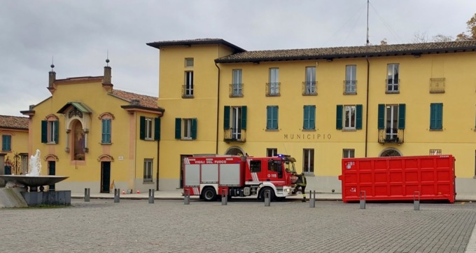 Calabroni nell’ufficio del sindaco: intervengono i Vigili del fuoco