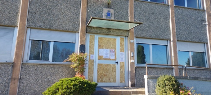 Vandali al palazzo comunale: rotta la porta a vetri di ingresso