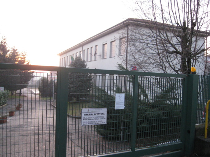 Punta da un ago nel cortile della scuola. Il sindaco: “Parco chiuso, prevista totale pulizia”