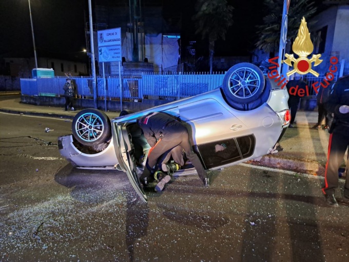 Auto ribaltata, ferito lievemente l’automobilista