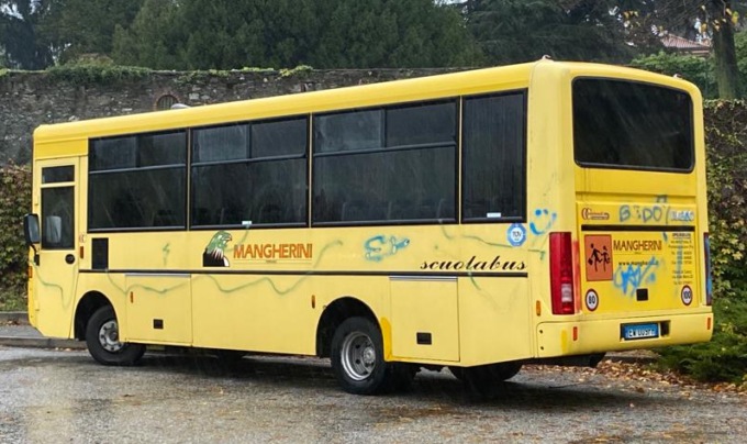 Vandali a Eupilio e Albese: danneggiate la scuola e la Via Crucis