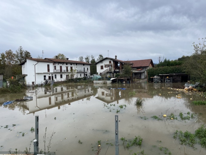 Maltempo: a cascina Cattafame esonda il Lambro e allaga le case