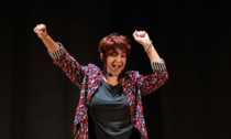 Risate e applausi: Debora Villa celebra 20 Anni di carriera al Teatro Sociale di Como
