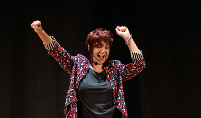 Risate e applausi: Debora Villa celebra 20 Anni di carriera al Teatro Sociale di Como