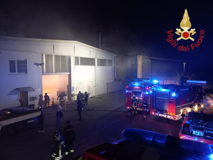 Incendio in azienda a Guanzate: intervengono 4 squadre dei Vigili del fuoco