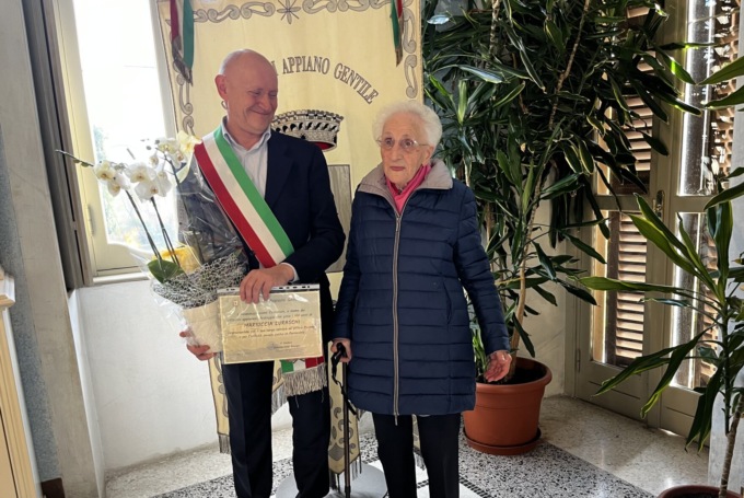 Mariuccia festeggia il secolo di vita, a 100 anni guida ancora l’auto