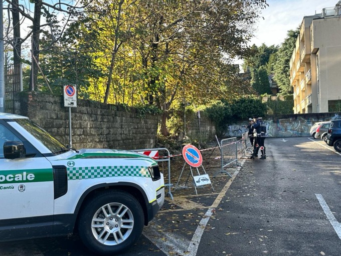 Crolla il muro di cinta dell’ex De Amicis: macchine danneggiate