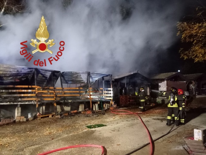 Incendio al camping “No Stress”, a fuoco due bungalow, una legnaia e una vettura
