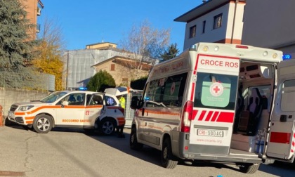 Donna trovata morta sul pianerottolo con una ferita da taglio sul collo