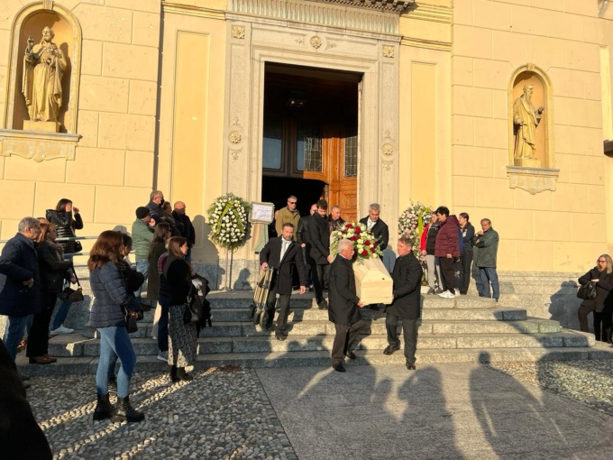 Alzate piange Manuela, morta a 53 anni: i funerali oggi in chiesa parrocchiale