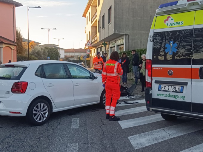 Scontro tra auto in piazza Daverio