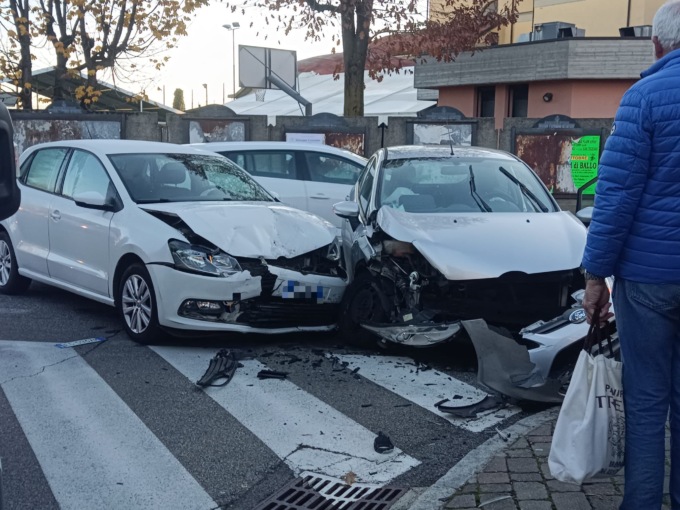Scontro tra auto in piazza Daverio