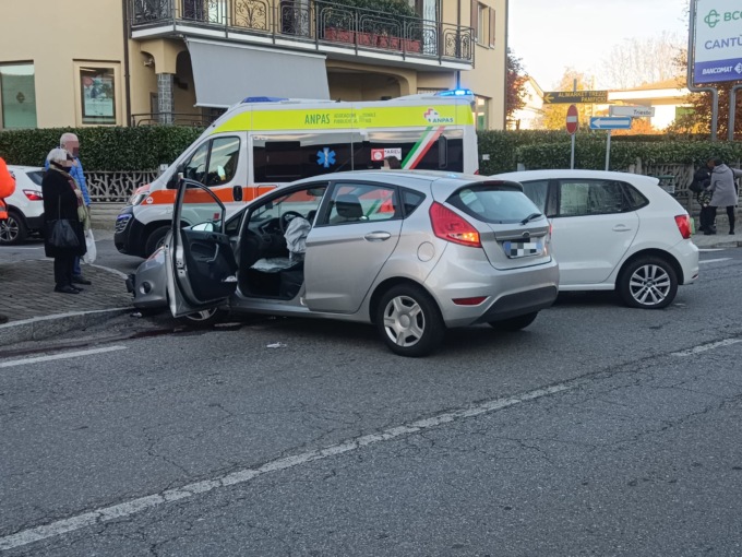 Scontro tra auto in piazza Daverio