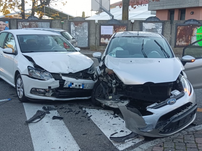 Scontro tra auto in piazza Daverio: macchine distrutte