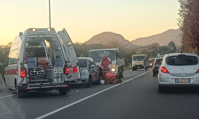 Incidente tra auto e moto ad Alzate: in ospedale una 15enne