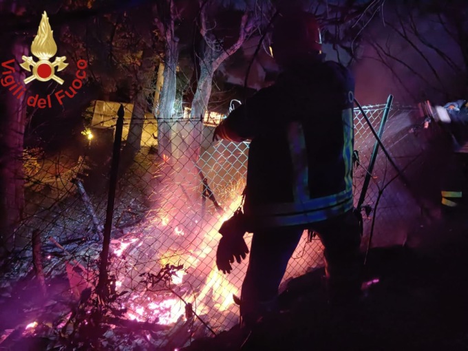 Prende fuoco un capanno degli attrezzi: sul posto due squadre dei Vigili del fuoco