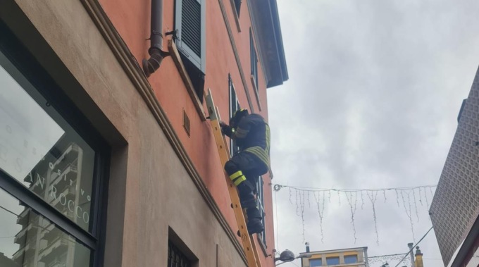 Allarme dei vicini: uomo trovato in casa senza vita