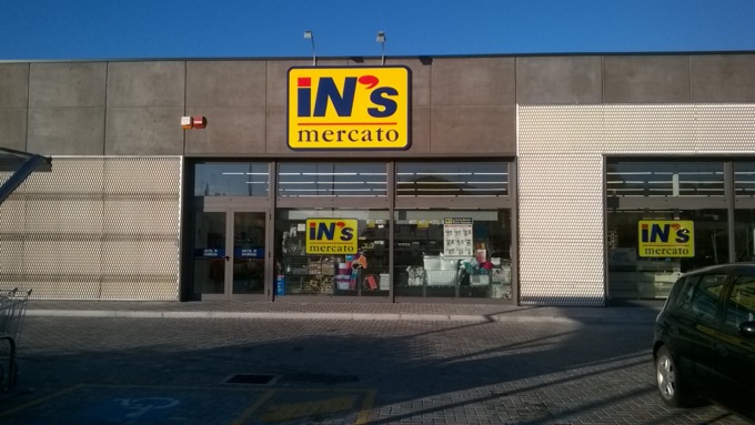 Rapinatore armato allo In’s di Inverigo spara un colpo di pistola a terra