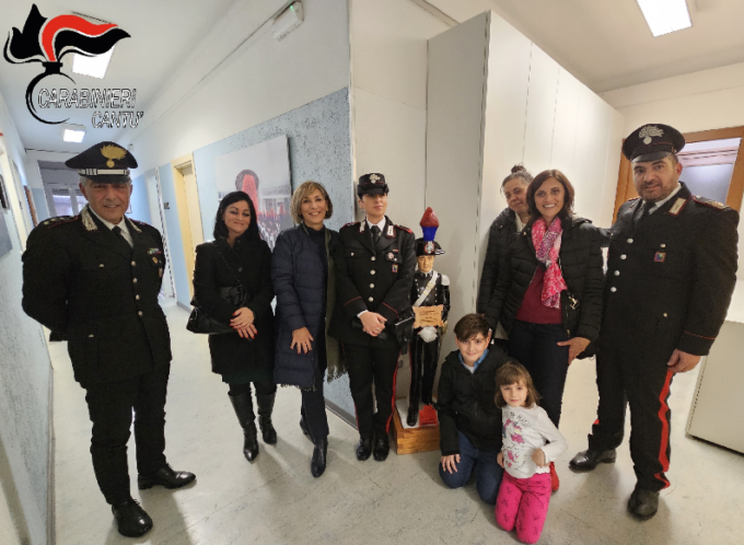 Bimbo di 11 anni dona una “panchina rossa” contro la violenza sulle donne ai Carabinieri