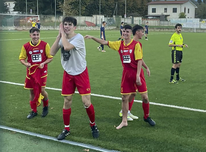 Segna ed esulta per l’amico morto a 15 anni