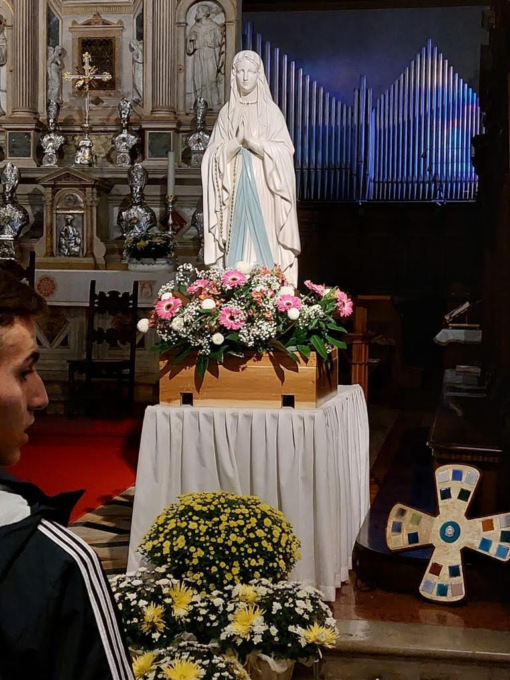 La statua della Madonna di Lourdes in pellegrinaggio in alcune città della Lombardia