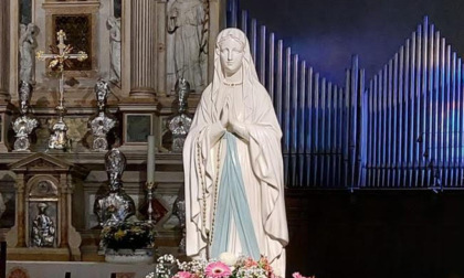 La statua della Madonna di Lourdes in pellegrinaggio in alcune città della Lombardia