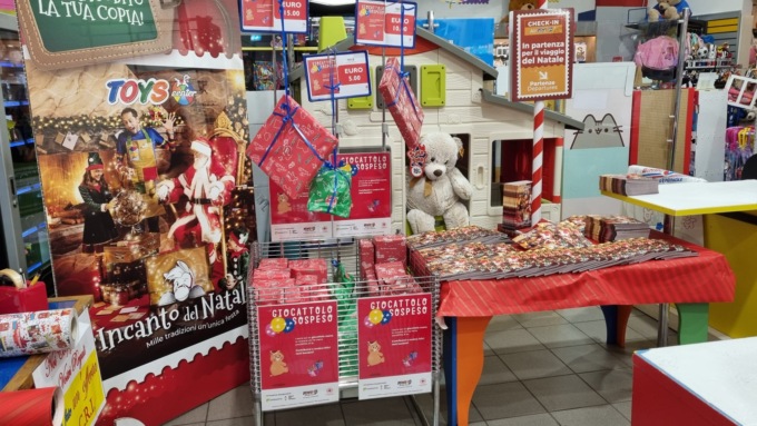 Toys Center: l’iniziativa “giocattolo sospeso” a Como, doni di gioia per le famiglie in difficoltà
