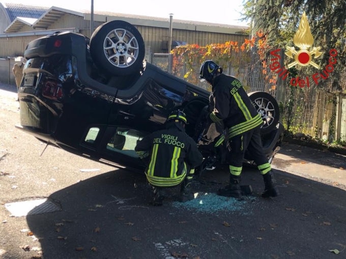 Incidente a Cantù: auto ribaltata, due ferite