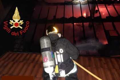 Ponna, tetto di un’abitazione in fiamme