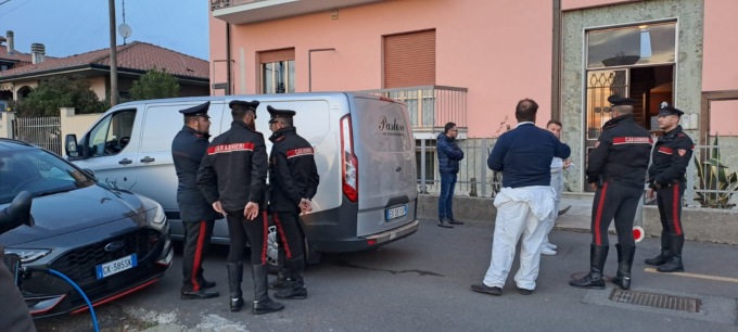 Il compagno le spara e per fuggire lei si lancia dal balcone: il vicino eroe la prende al volo, salvata
