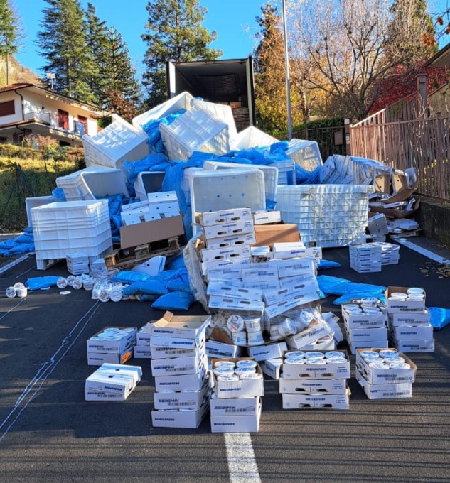 Piovono mascarponi a Canzo: sbaglia strada e perde il carico